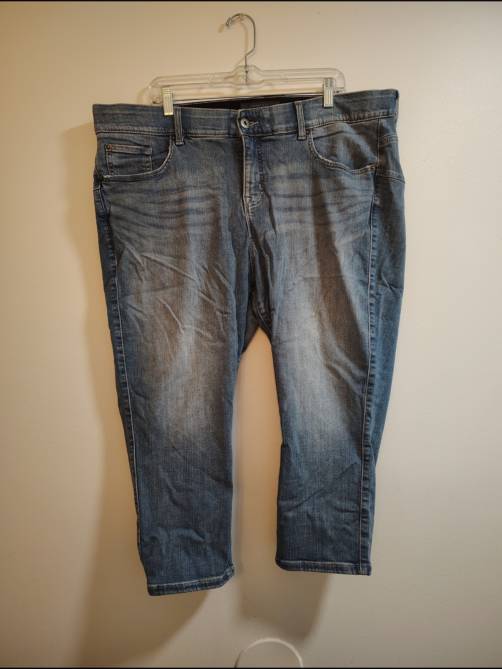 torrid Bombshell Skinny Faded Blue Jean Capris With Built-in Shapewear